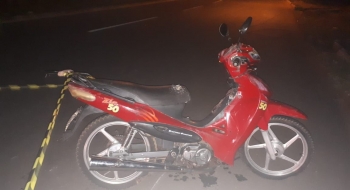 Motociclista morre ao colidir com poste caído, em Goiânia